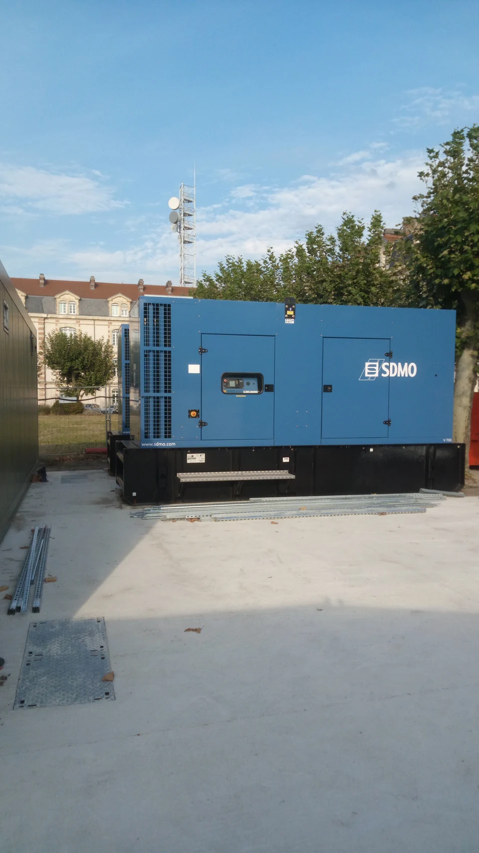 Vue d’ensemble du groupe électrogène SDMO à proximité du data center mobile