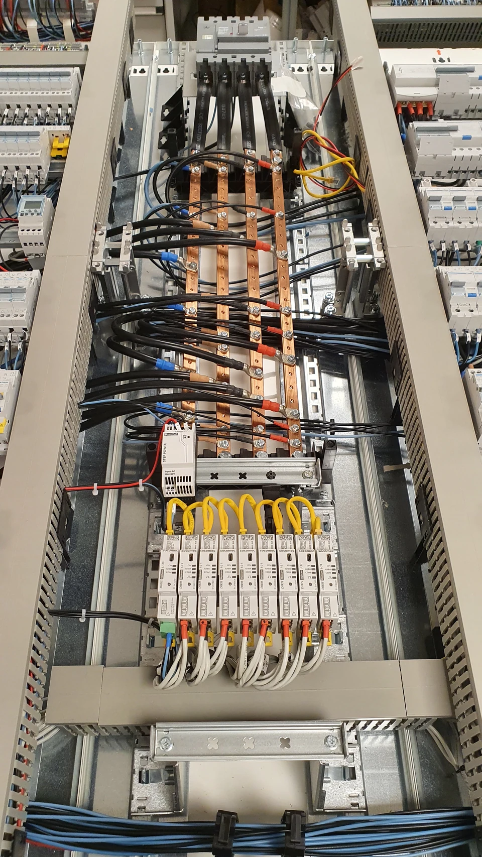 Jeux de barres en cuivre, câblage de puissance et modules de mesure intégrés dans un tableau électrique