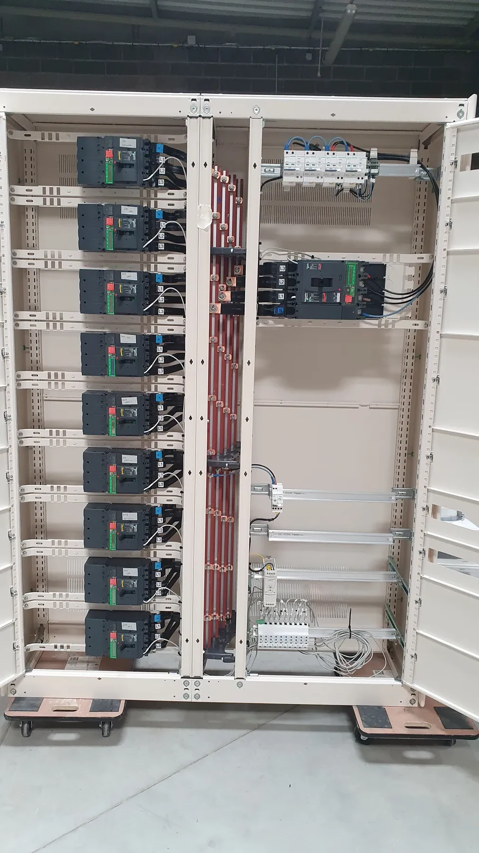 Jeux de barres et protections dans une armoire électrique