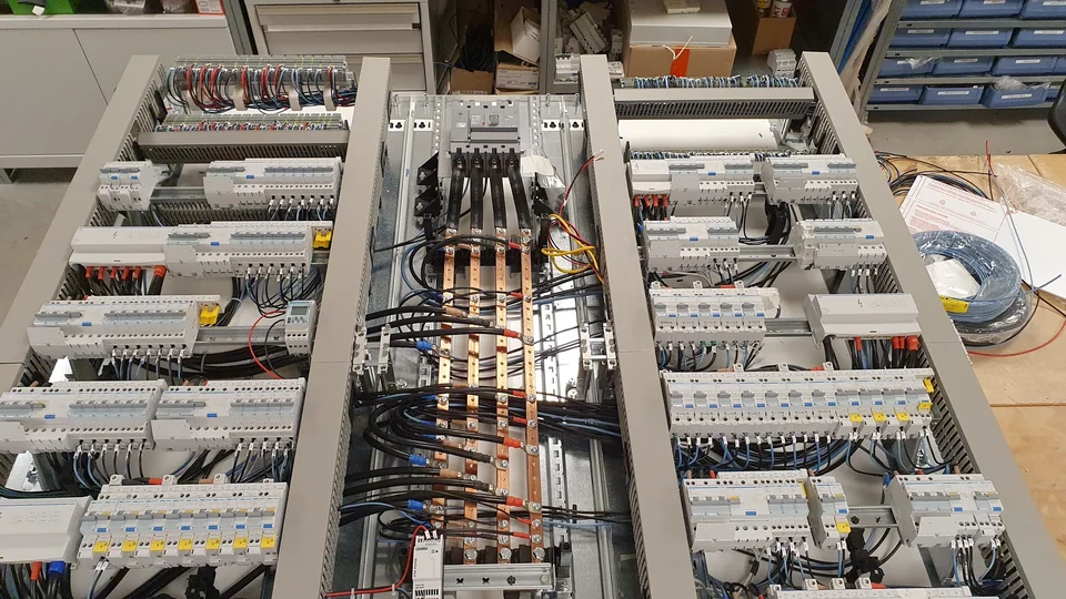Câblage complet d’un tableau électrique sur établi