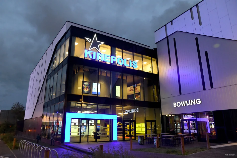 Entrée du cinéma Kinepolis de nuit