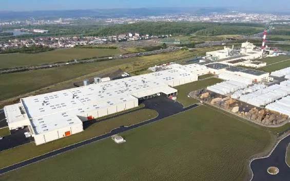 Vue aérienne de l’usine Knauf Ceiling Solutions à Illange