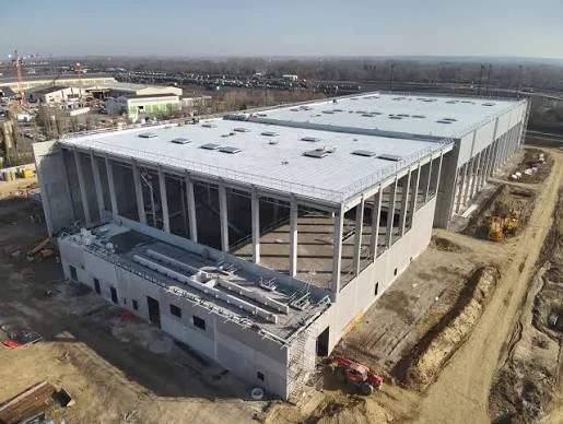 Vue aérienne du bâtiment logistique STEF en construction à Woippy